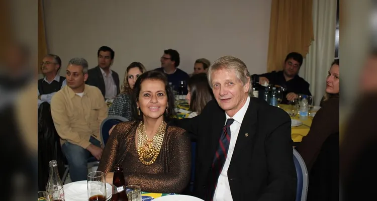 NOVO CICLO – A última segunda-feira (12) foi de celebração para o empresário e artista plástico Konstanty Horodyski, que brindou mais um ano de vida. No registro, Konstanty ao lado de sua esposa, Cristina, à frente da Obra Primma Molduraria, referência em molduras que unem arte e sofisticação. Da Coluna RC, votos de saúde, felicidade e contínuo sucesso a este casal inspirador.