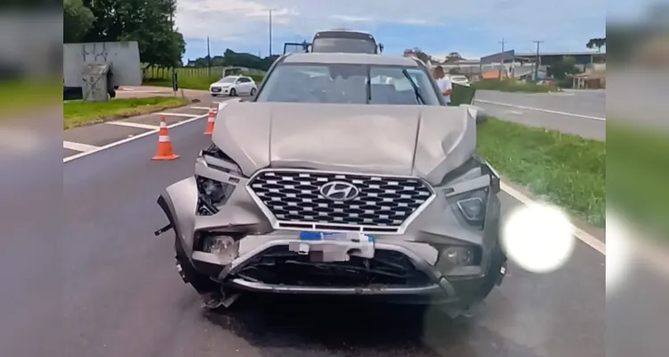 Hyundai Creta teve parte dianteira e traseira danificadas e os ocupantes ficaram feridos |