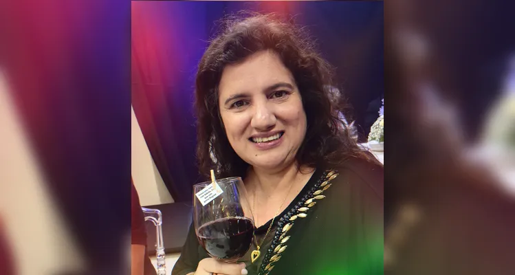 NIVER – Cleucimara Santiago celebra novo ciclo na próxima quinta-feira (8). Colunista reconhecida, é referência em turismo e eventos, projetando os Campos Gerais com elegância e profissionalismo. Atuante também nas causas sociais por meio do Rotary Club, imprime propósito em tudo o que faz. Da Coluna RC, votos de saúde, felicidade e uma caminhada repleta de realizações.