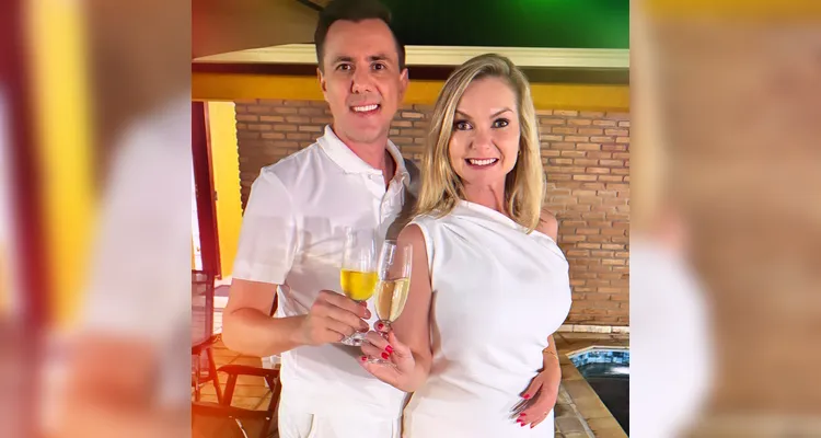 BDAY – Nesta terça-feira (20), a jornalista Viviane Mallmann Dareli, reconhecida pelo profissionalismo, elegância e credibilidade, celebra mais um aniversário. Com atuação destacada no jornal da RPC, é referência na comunicação regional. No registro, Viviane e seu marido Jheyson Dareli. Da Coluna RC, votos de sucesso, prosperidade e motivos especiais para celebrar.