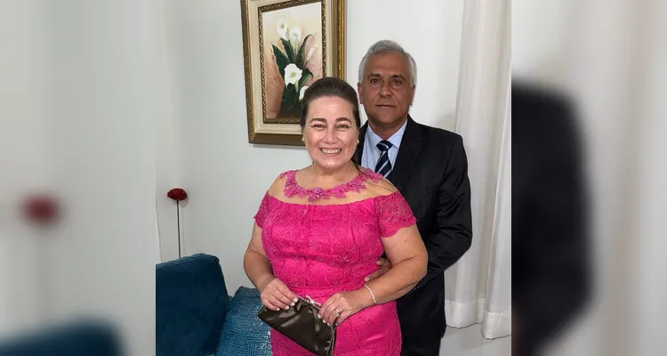 FELICITAÇÕES – Exemplo de generosidade e dedicação à comunidade, Sonia Roth comemorou, na última segunda-feira (5), mais um ano de vida. No registro, ao lado do marido, Edilson Roth, parceiro de caminhada. Da Coluna RC, nossos votos de saúde, alegria e muitas realizações.