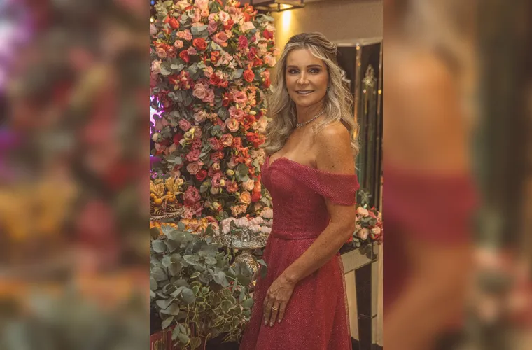 A talentosa empresária Janete Takakusa foi agraciada com inúmeros cumprimentos em virtude da celebração de seu aniversário na última segunda-feira (15). Reconhecida por sua dedicação e conquistas, Janete é alvo dos sinceros votos de felicidades e realizações provenientes da coluna RC. Que esta nova etapa da vida lhe reserve ainda mais sucesso e momentos marcantes. Parabéns, Janete!