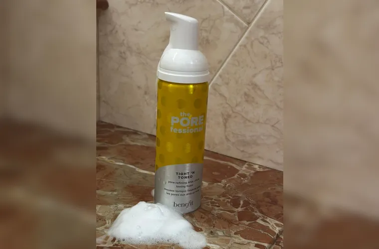 Sua composição conta com AHA e PHA, ácidos que promovem uma esfoliação química suave, além de extrato de limão, que ajuda a descongestionar os poros, e bisabolol, com ação anti-inflamatória e anti-acne.