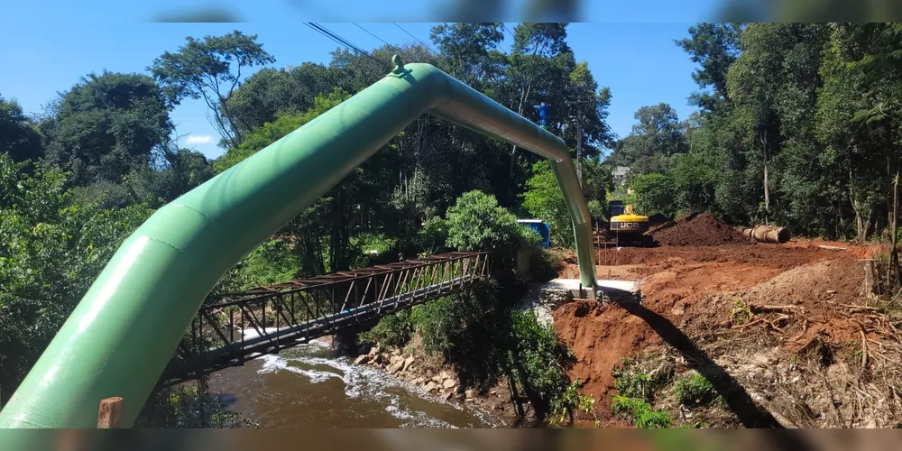 Equipes trabalham nas interligações da travessia sobre o Rio Pitangui