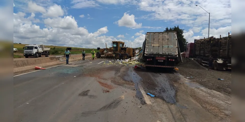 Imagem ilustrativa da imagem Motorista morre após colidir contra retroescavadeira na PR-151