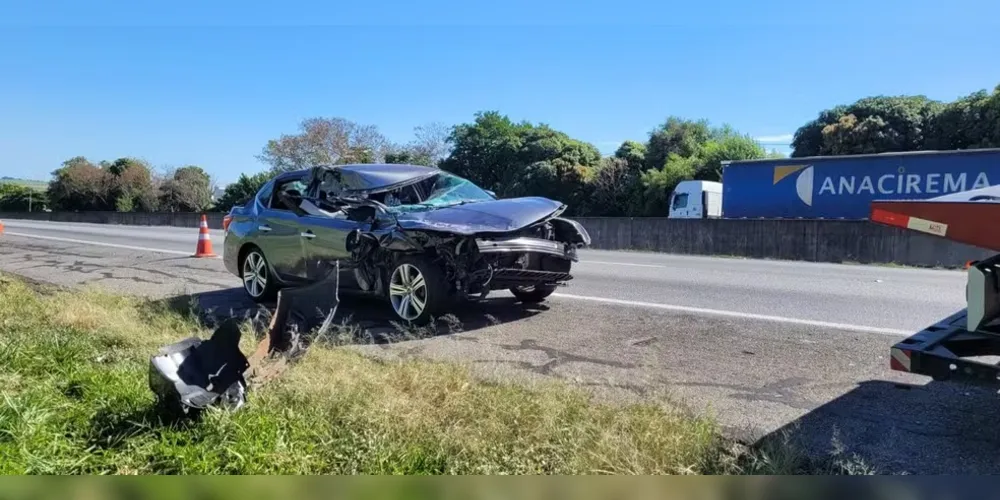 Carro em que Pedro estava teve a parte dianteira destruída