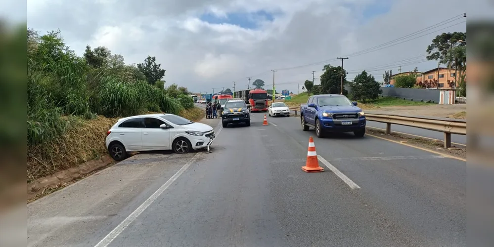 Na imagem, carros circulam pela esquerda enquanto o atendimento ocorre pela pista da direita