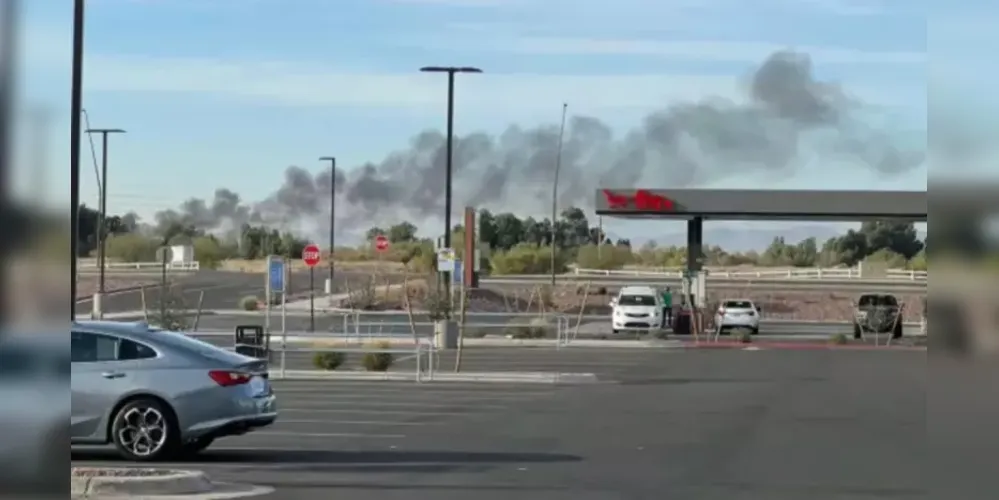 Dois aviões batem no ar e caem no Arizona, EUA