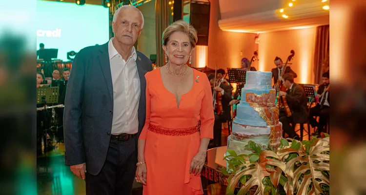 BODAS – Lourival e Elizabeth Schmidt comemoram, nesta terça-feira (20), 53 anos de união, celebrando as Bodas de Antimônio, símbolo de força, durabilidade e equilíbrio construídos ao longo de uma vida a dois. Em registro de Laertes Soares, o casal reflete a harmonia de uma trajetória marcada por amor e cumplicidade. Da Coluna RC, votos de saúde, alegria e contínua união.