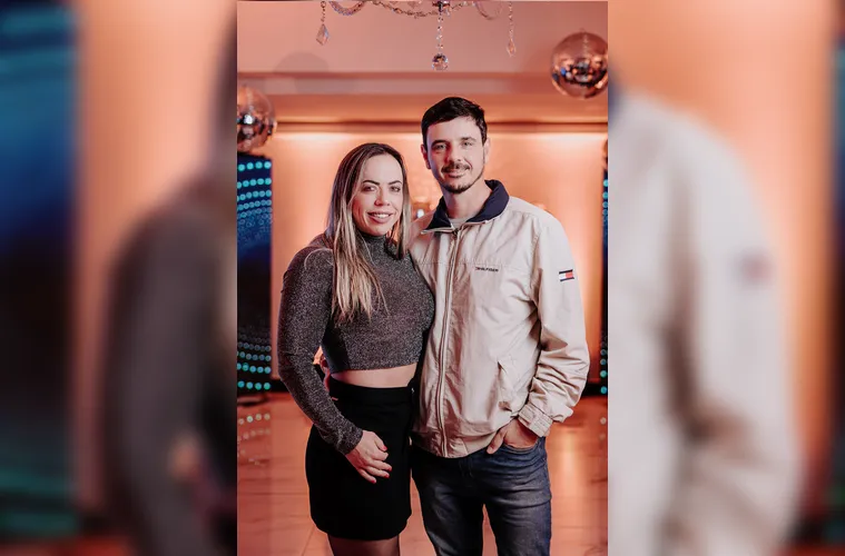 Domingo (16) será um dia especial para Adriano Nadal, que celebra mais um ano de vida ao lado de sua esposa, Fernanda Portugal. Juntos, eles irradiam felicidade e cumplicidade. Da Coluna RC, desejamos um novo ciclo repleto de alegria, amor e realizações!