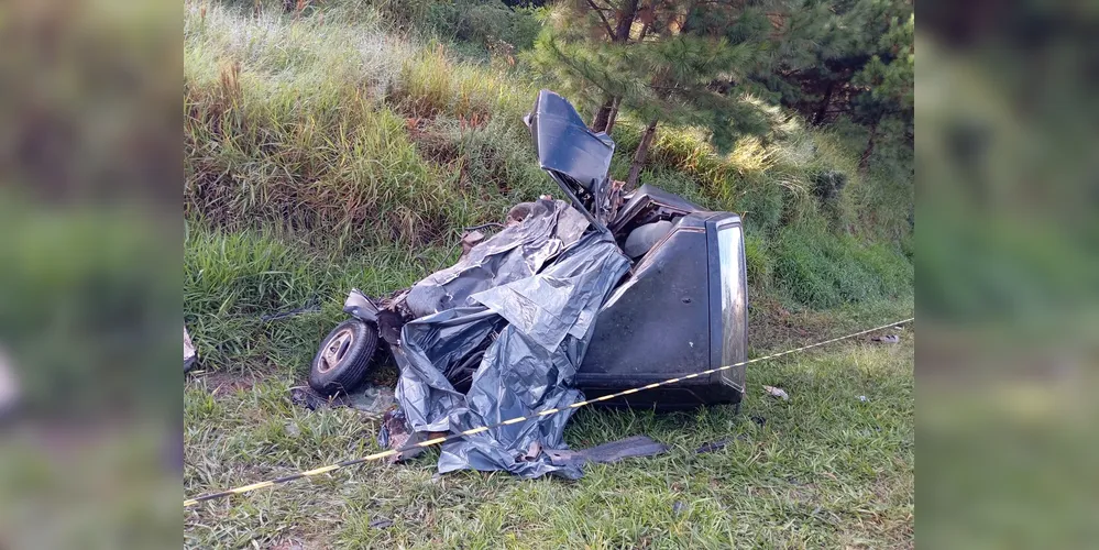 O Fiat Uno ficou completamente destruído no acidente