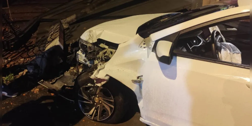 Chevrolet Onix atingiu muro de residência
