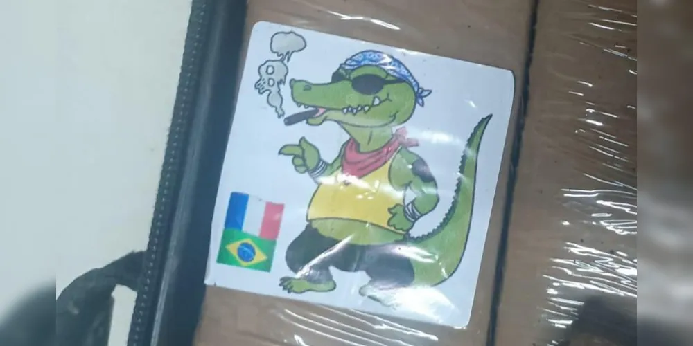 Adesivo colado nos tabletes de maconha