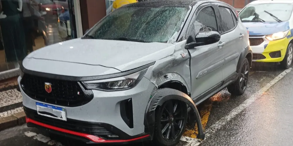 Imagem ilustrativa da imagem Carro não para em preferencial e colisão ocorre no Centro de PG