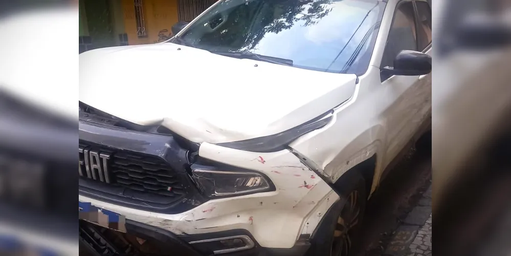 Veículo Fiat Toro ficou danificado após o acidente