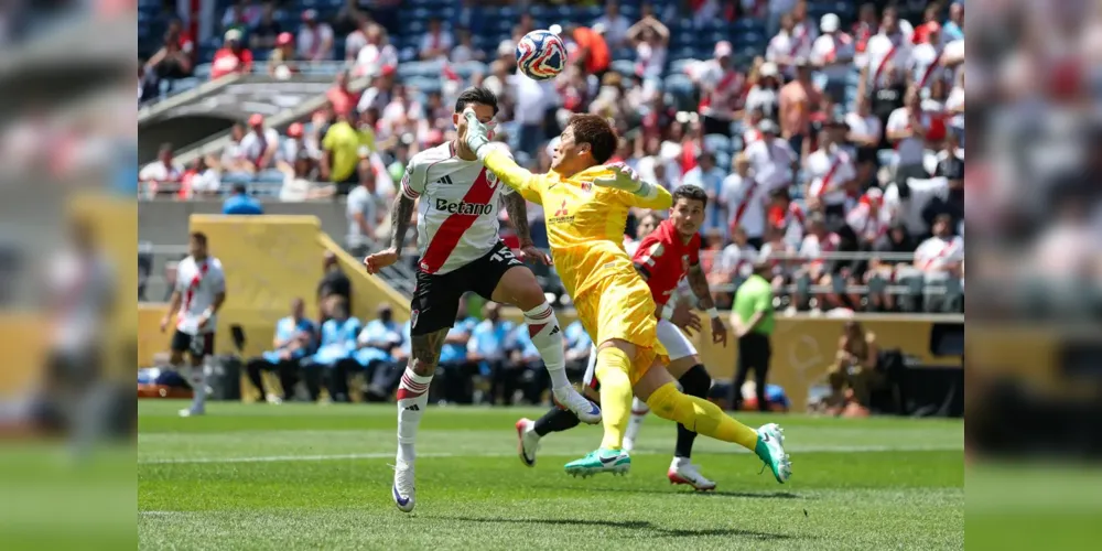 O goleiro Shusaku Nishikawa acertou o rosto do centroavante Driussi