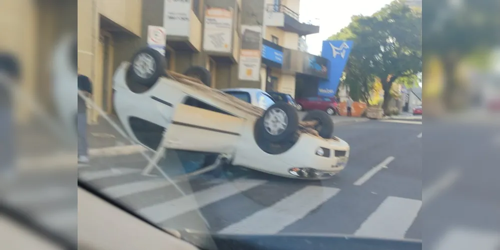 Palio capotou após a batida
