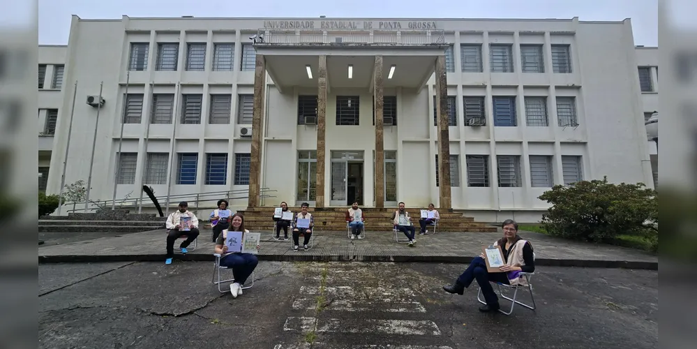 Os participantes puderam desenhar detalhes da fachada do Bloco A e da Praça Santos Andrade, que foram tombadas como Patrimônio Cultural de Ponta Grossa em 2024