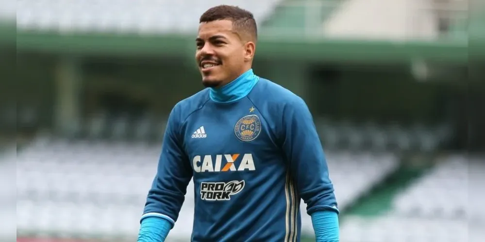 Thiago Carleto com blusão de treino do Coxa