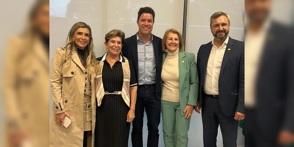 Flávia Francischini, Elizabeth Schmidt, Guto Silva, Márcia Huçulak e Fábio Oliveira posam para foto