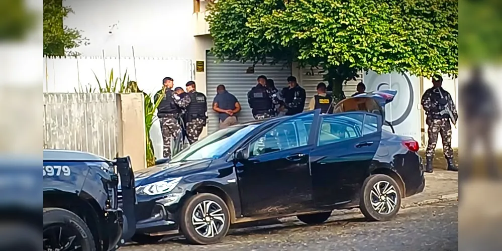 Quatro homens foram abordados pelas autoridades