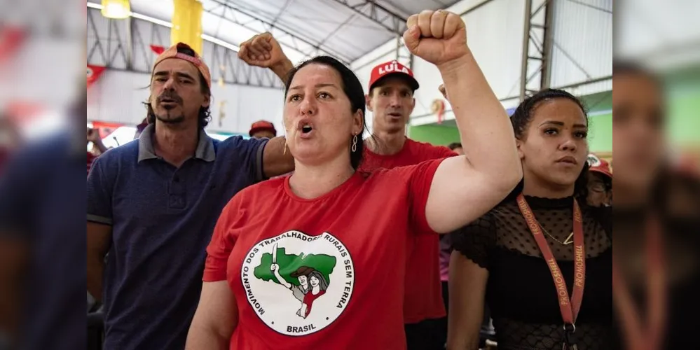 Jocelda de Oliveira, no centro da imagem, faz parte da direção da comunidade