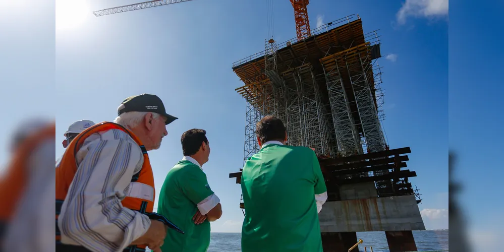 Lideranças apreciam andamento da obra