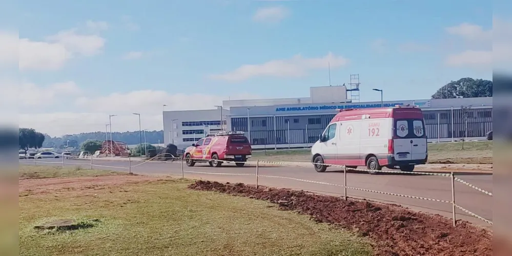 Foto mostra momento em que viaturas do Siate e do Samu chegam no pátio do Hospital Universitário Regional