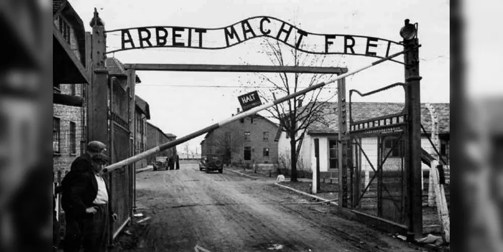 Portão de campo de concentração nazista em Auschwitz