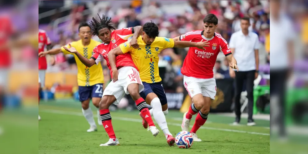 Jogadores do Benfica e Auckland City em disputa de bola