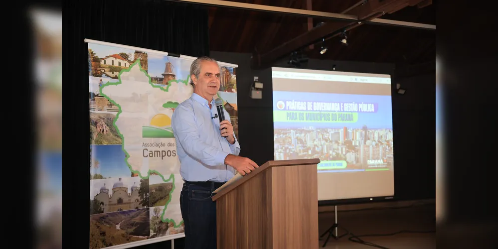 Ulisses Maia discursa durante evento da AMCG