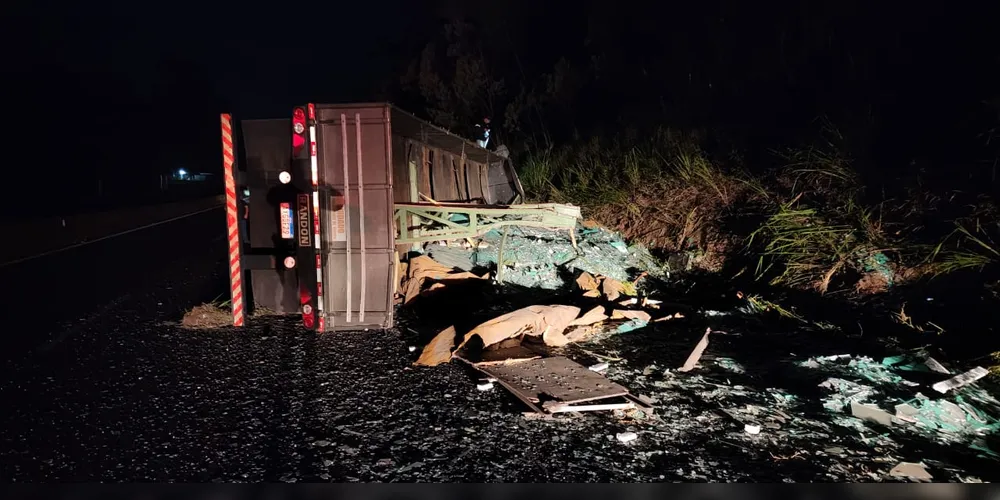 Imagem ilustrativa da imagem Caminhoneiro morre após carreta tombar em curva da BR-376