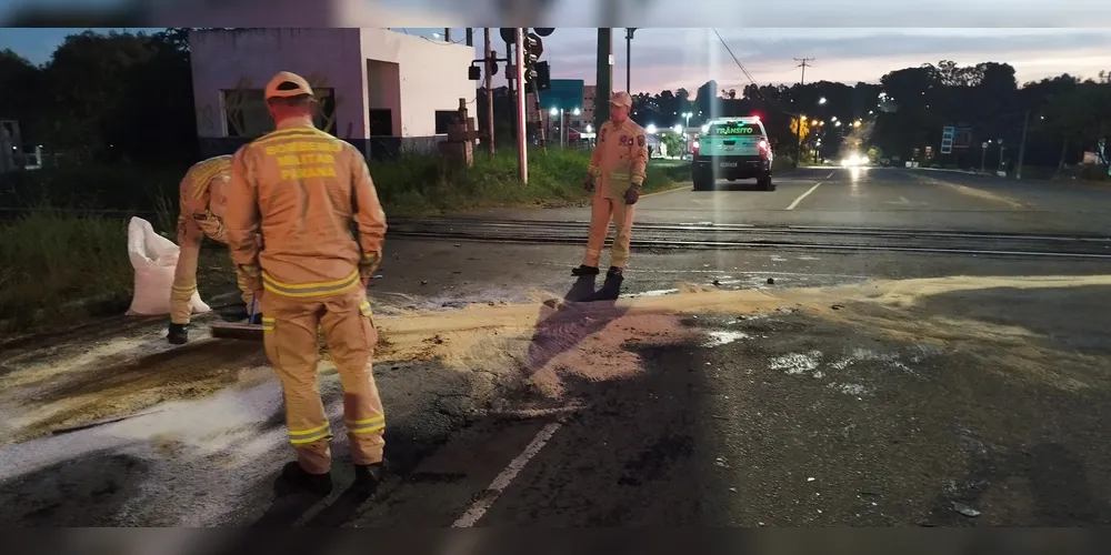 O Corpo de Bombeiros realizou a manutenção da via com cal e serragem