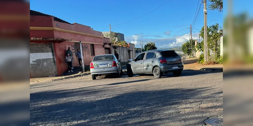Acidente aconteceu em uma esquina com semáforo