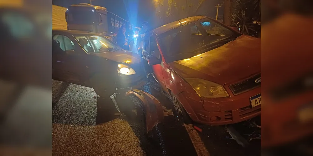 Acidente aconteceu nesta noite, na Souza Naves