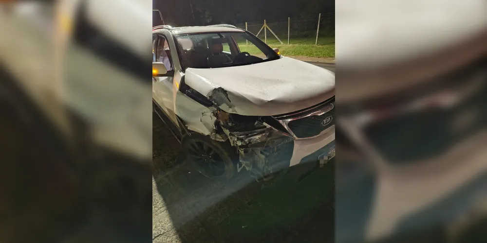 O carro ficou amassado na parte da lateral