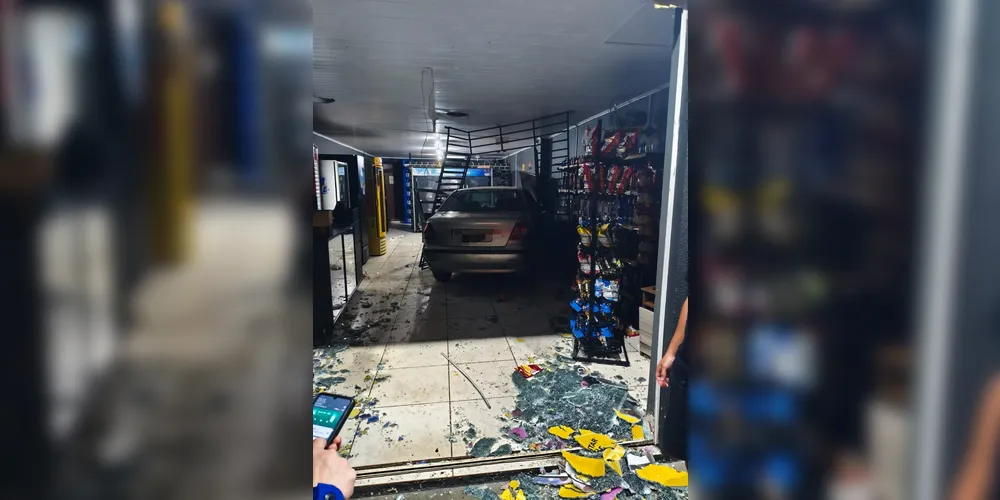 O carro parou no interior do local
