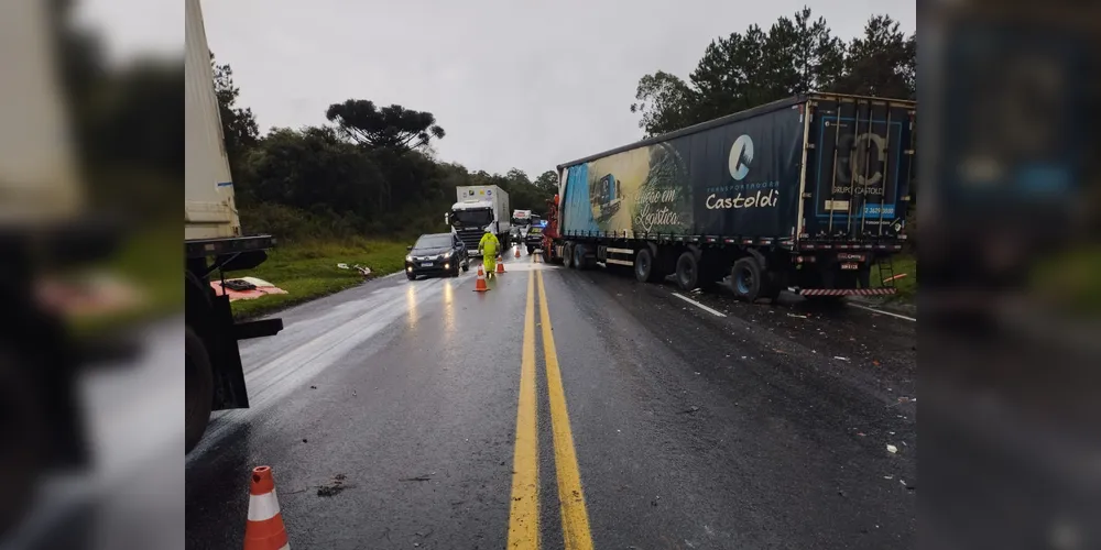 Pista da BR-277 ficou totalmente bloqueada por cerca de uma hora e vinte minutos
