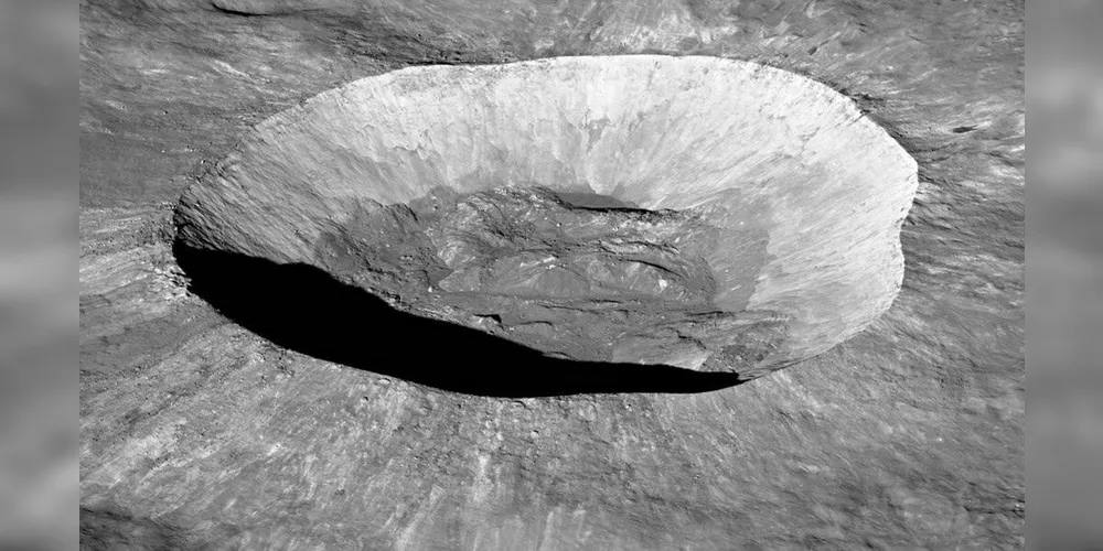 Cratera lunar Giordano Bruno. A altura e a nitidez da borda indicam que esta é uma cratera jovem, embora sua idade exata seja desconhecida. Contagens recentes de crateras sugerem que ela se formou há até 10 milhões de anos
