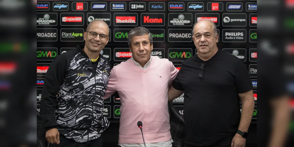 Alex, o presidente do Fantasma Álvaro Goes e o diretor de futebol Júnior Bueno