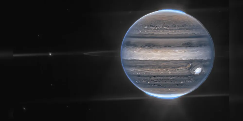 As luzes nos polos de Júpiter são formadas quando partículas energéticas do vento solar interagem com a atmosfera superior do planeta