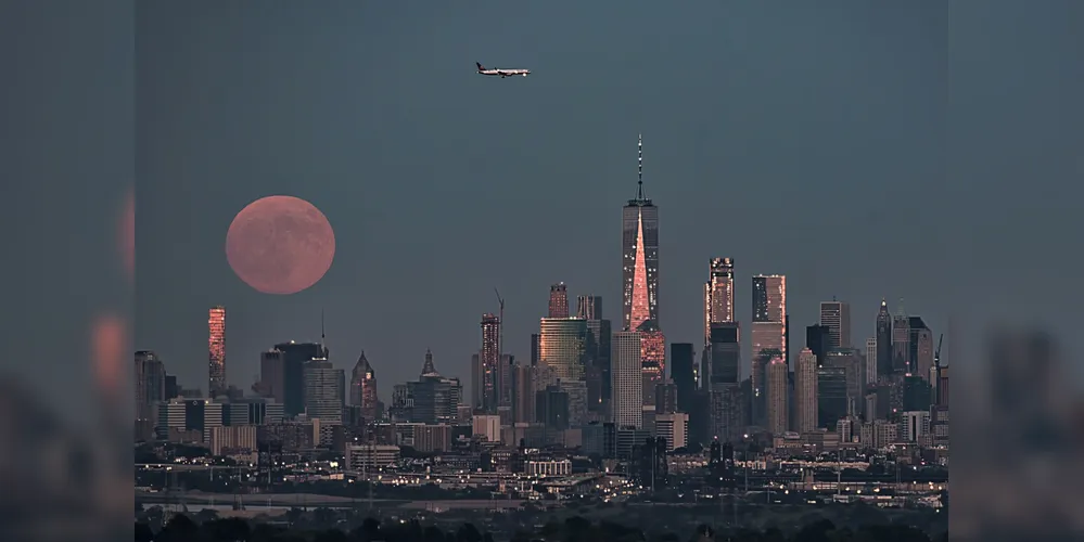 Imagem mostra Lua de Morango em Manhattan, nos Estados Unidos