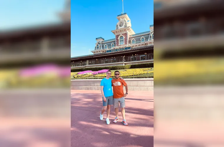 O empresário Luiz Marcelo Mantuani e o influencer Guilherme Queiroz aproveitaram dias de descanso e lazer em solo norte-americano, vivenciando momentos únicos em algumas das atrações mais encantadoras dos Estados Unidos. No registro, os amigos posam no Magic Kingdom, o icônico parque do Walt Disney World Resort, conhecido por sua atmosfera mágica e cenários que dão vida aos contos de fadas, com o Castelo da Cinderela como cenário principal.