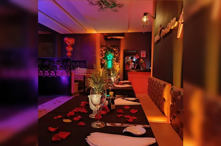 Sob o comando de um chef de mão cheia, o cardápio traz o melhor do sushi, sashimi e temaki, mas também abraça sabores brasileiros e internacionais, com pratos à la carte de massas, carnes e risotos que conquistam o paladar. Para o almoço, um buffet variado garante opções para todos os gostos, enquanto à noite drinks refinados e elaborados elevam qualquer encontro.