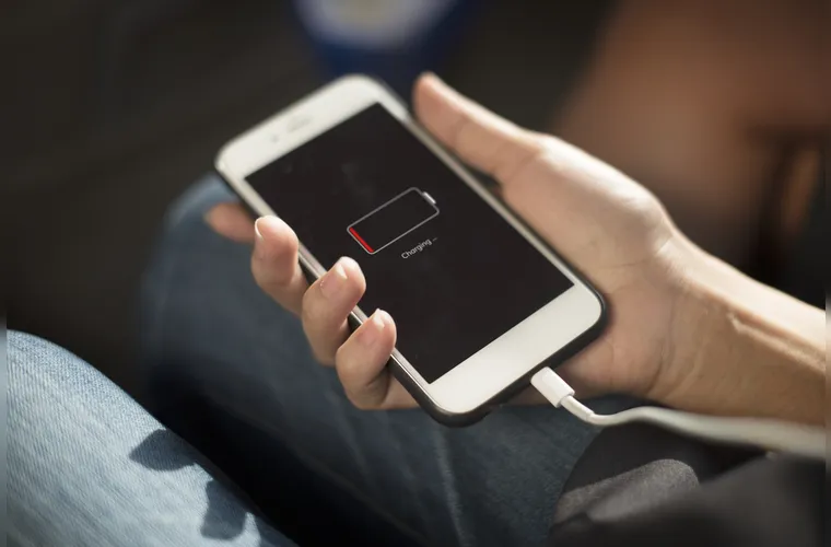 Se o seu celular estiver descarregando com muita rapidez sem mudanças no uso diário, pode ser que um spyware esteja ativo. Esses apps operam em segundo plano o tempo todo, mantendo conexões com servidores remotos e consumindo energia constantemente — o que acelera o esgotamento da bateria.
