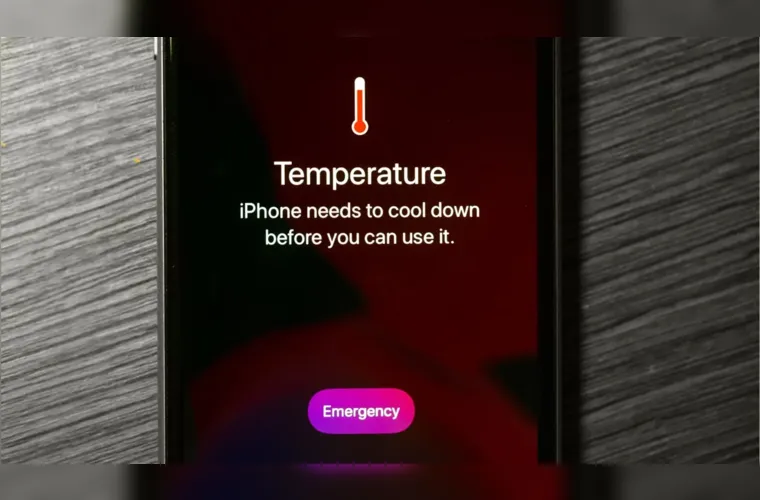 Caso o aparelho esteja quente mesmo quando você não o está usando, é possível que processos ocultos estejam em execução. Spywares exigem esforço extra do processador, causando aquecimento anormal. Se isso acontecer com frequência, é motivo para investigar.