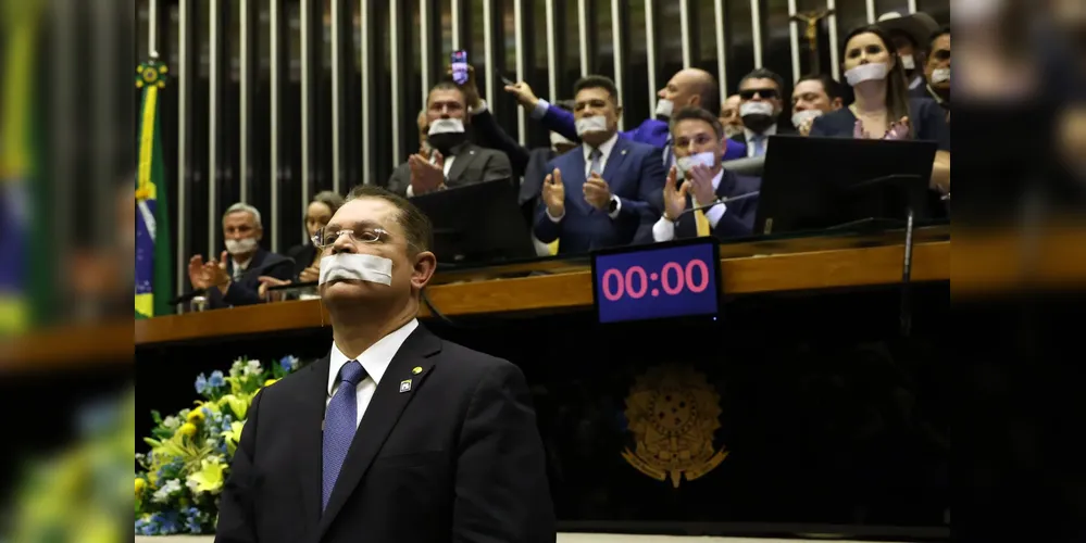 Deputados e senadores de oposição pernoitaram nos plenários da Câmara e do Senado