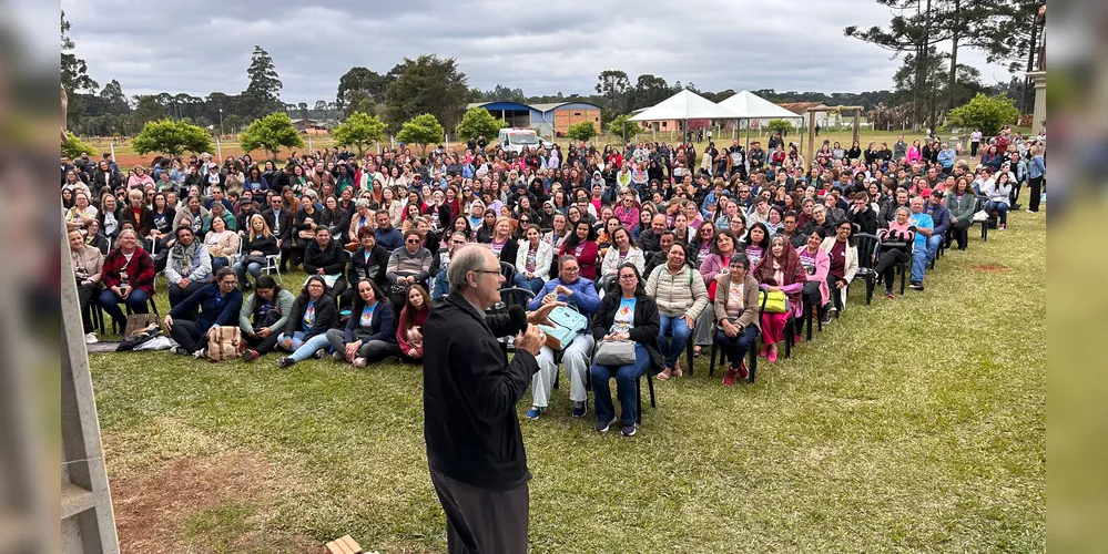 Dom Bruno Versari reforçou o apoio da diocese aos agentes e a importância do estudo, citando o material de formação em uso