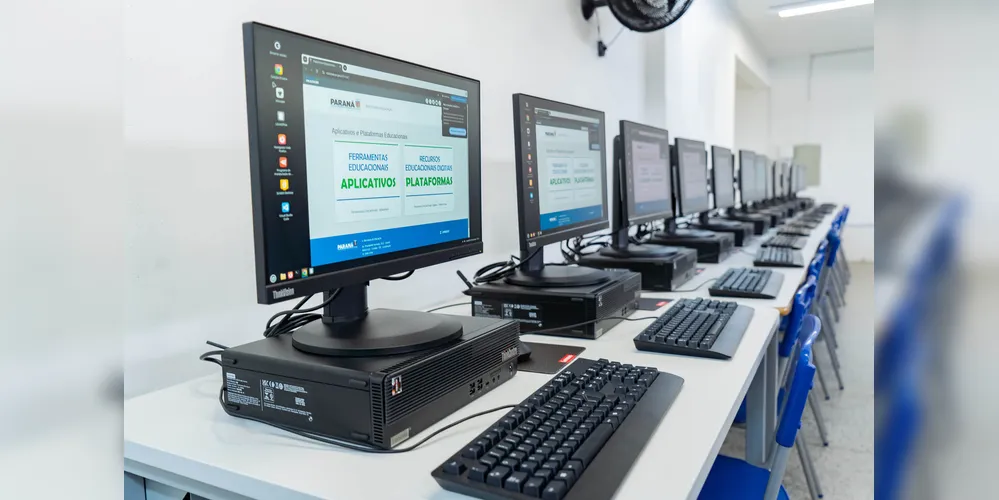 Foram entregues mais de 15 mil novos desktops (computadores de mesa).