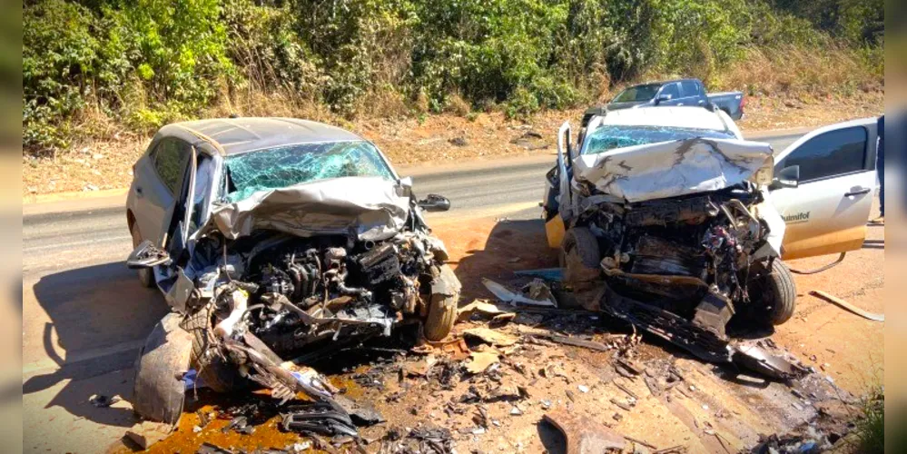 Ambos veículos ficaram com a parte frontal destruída